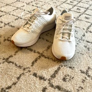 Nike fly knit white sneakers